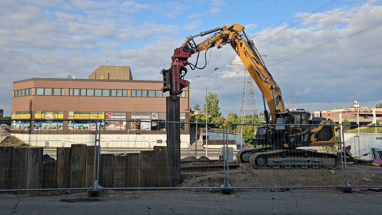 Sheet piling 12m. Liebherr R928+Movax SG-60