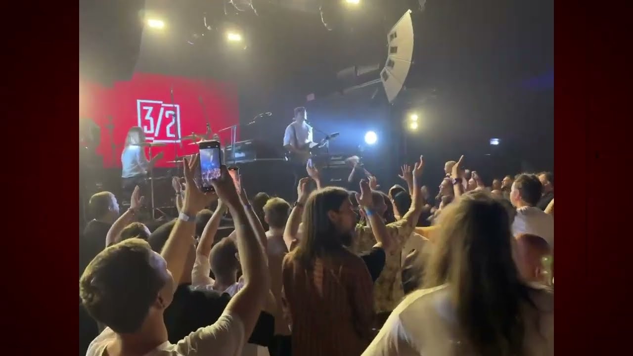 Три вторых - Это надо нам live (Зал поёт двухголосие!)