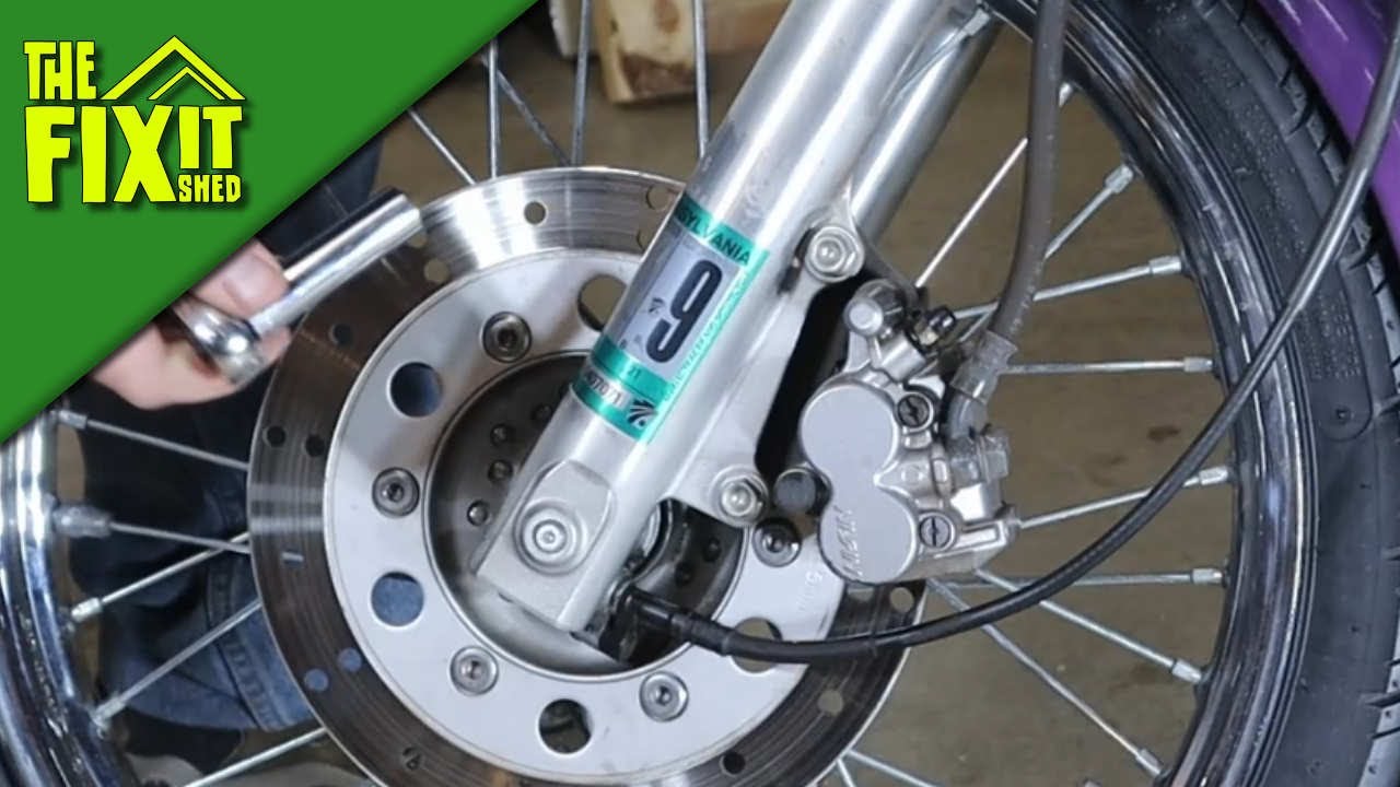 Замена передних тормозных колодок на Honda Rebel CMX250C 2004 года | The Fixit Shed