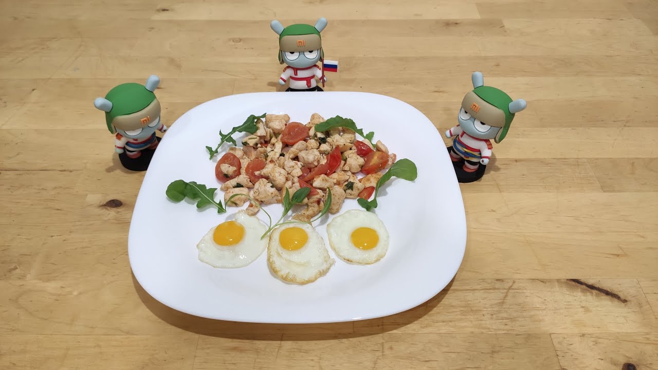 Mi Bunny готовят куриное филе с перепелиными яйцами.