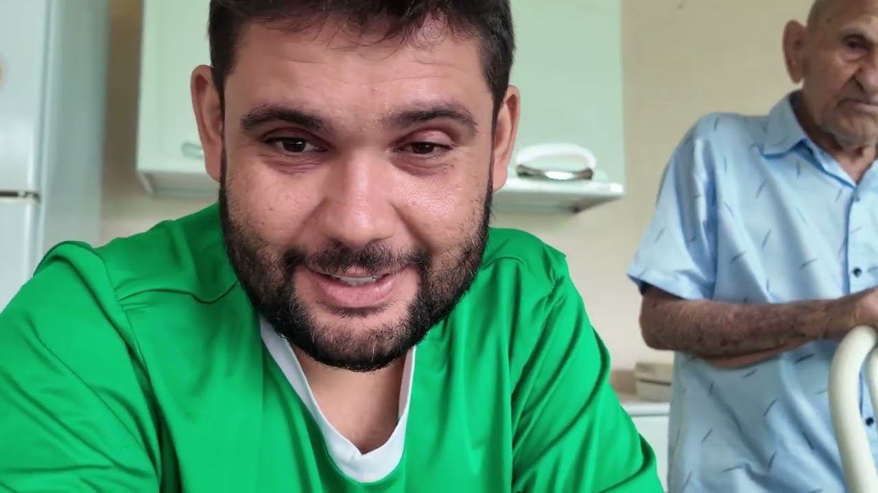 Quem disse que a tecnologia distante das gerações? Nossa live de hoje foi pura música e conexão! 👴🎸