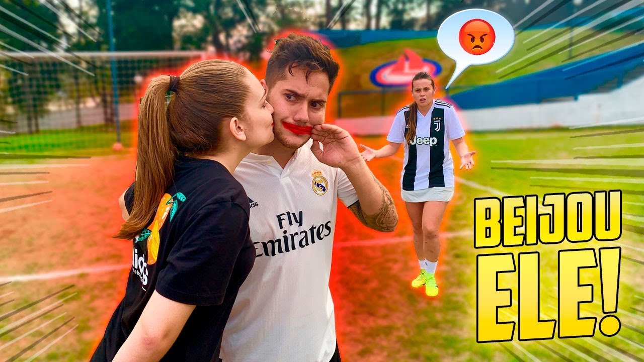ELA ROUBOU UM BEIJO DELE NO MEIO DO FUTEBOL!!