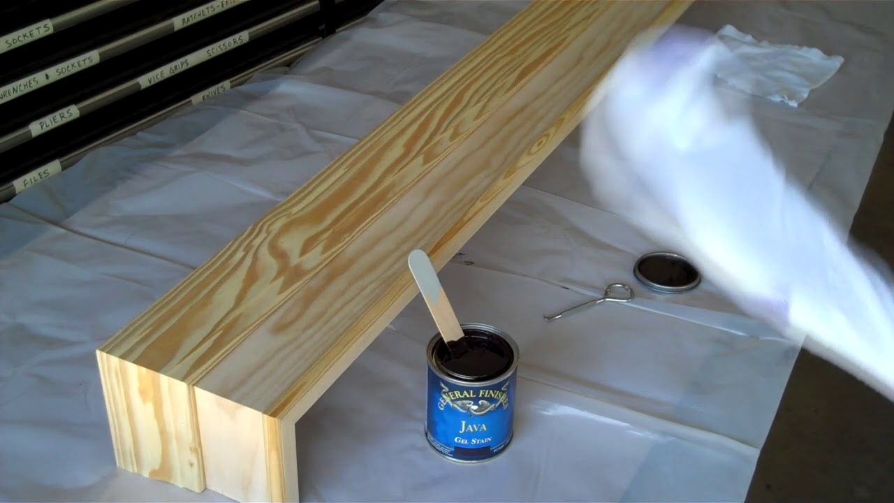 Простой деревянный оконный карниз, покрытый морилкой General Finishes Java Gel Stain.