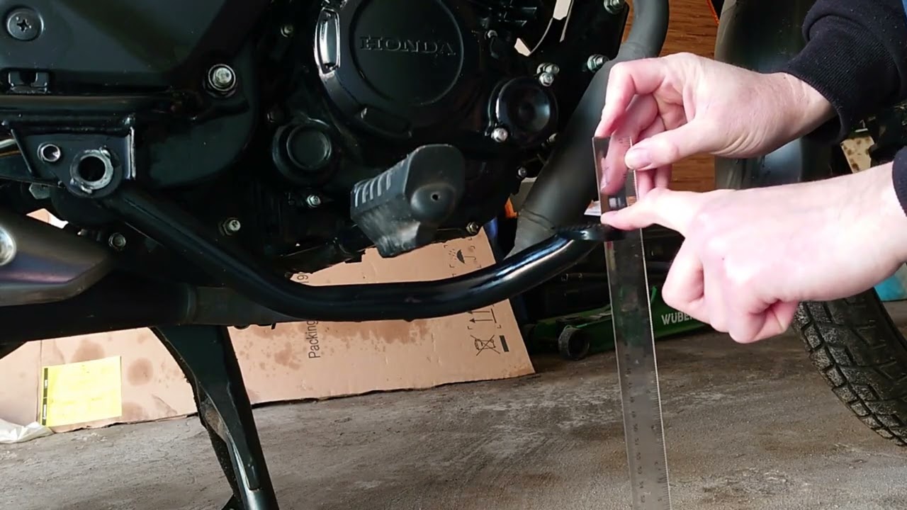 Regulacja hamulca tylnego w motocyklu