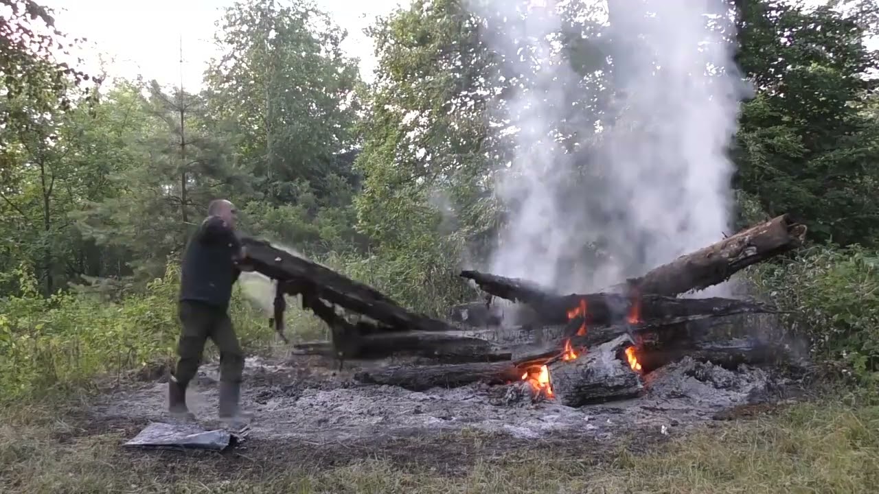 Уборка и сжигание мусора в саду