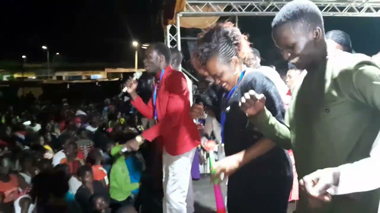 Chris James performing Kinde Yesu pod  podi obiro duoko Live at Mega crusade ( Trumpet of God Rongo)