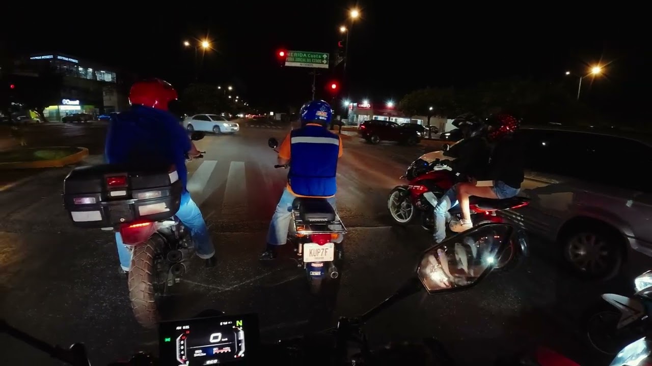 Salimos a probar la cámara y casi me lleva un coche luego dices q somos nosotros los q se meten 