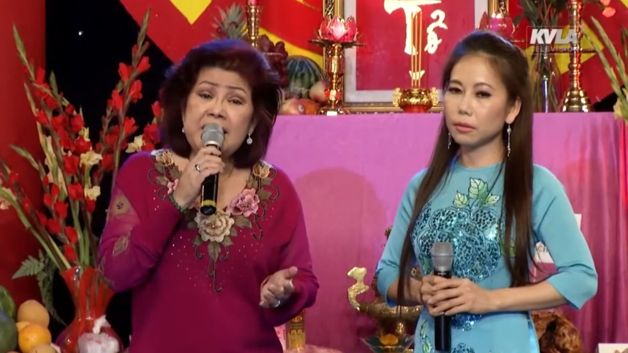 NS Phượng Liên góp mặt tại Lễ Giỗ tổ Sân khấu đài KVLA năm 2015, ca Con Gái Của Mẹ cùng cs Yến Linh