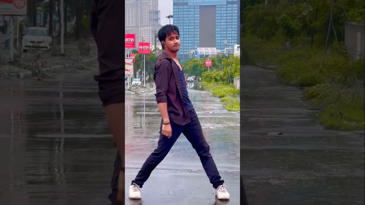 Chhatri na khol barsaat me 🌧️😁 #shorts #dance #chandanthakur #youtubeshorts #1million
