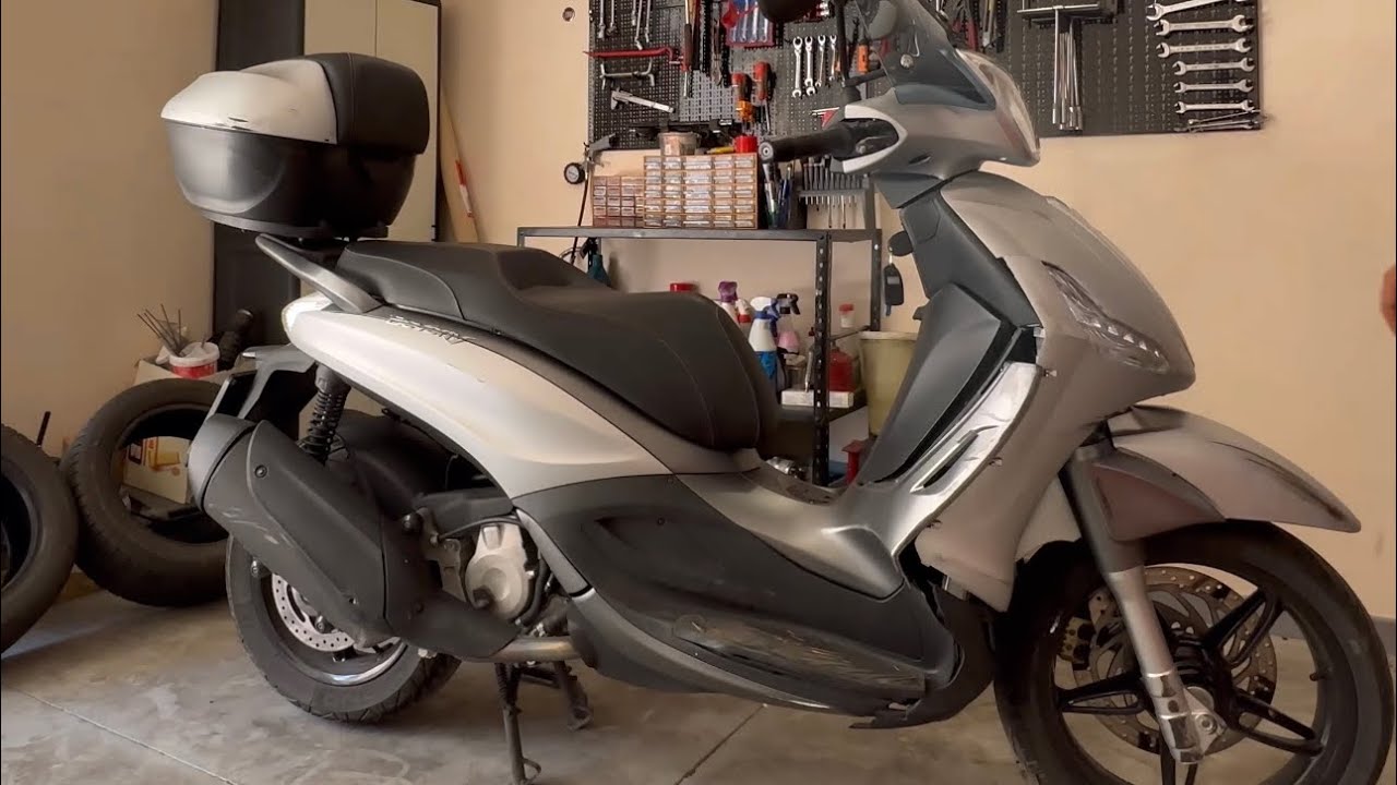 Smontaggio carene è forcella dello scooter beverly 350, parte 1