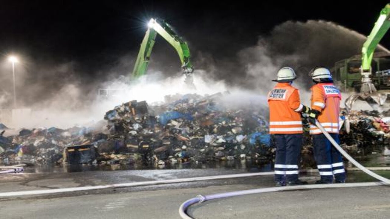 Feuer im Entsorgungszentrum Salzgitter: Müllhaufen steht in Flammen - Feuerwehr im Einsatz!