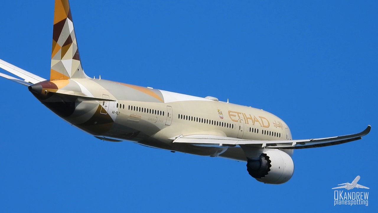 Боинг 787 улетает в Абу-Даби, Супреджет в Питер. На это стоит посмотреть