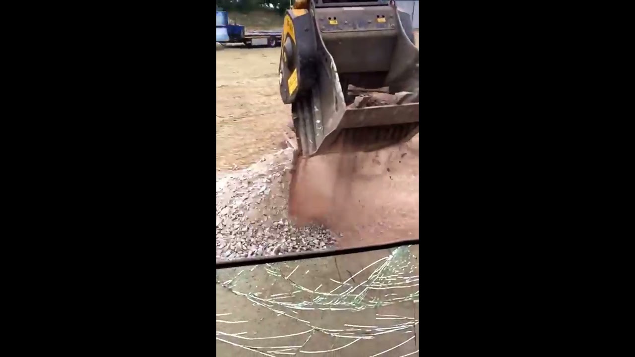 Vorführung eines Backenbrecher Löffels MB Crusher BF 60.1