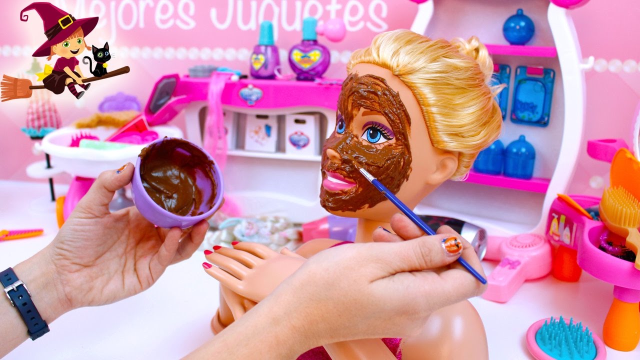💅  Barbie se Hace una Mascarílla de Chocolate 👠 Maquillaje y las Uñas