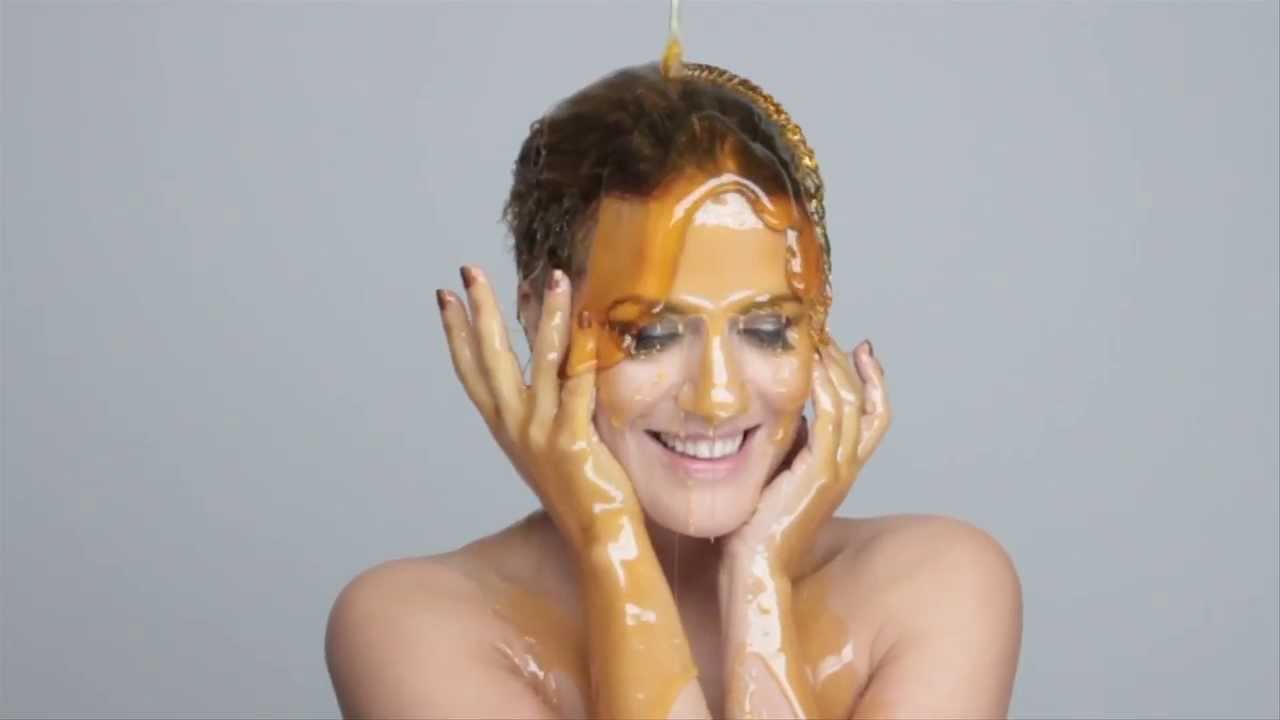 Caroline Flack Covered in Manuka Doctor Honey