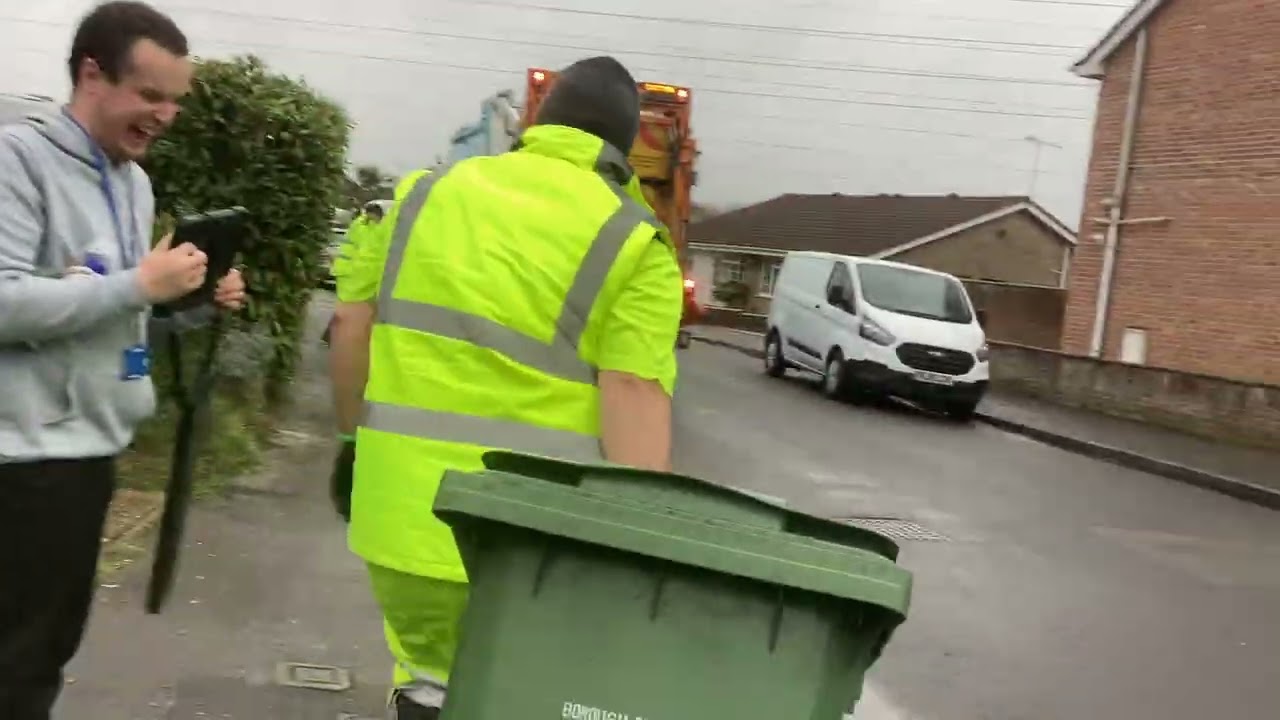 Green Waste bin men emptying bins in Poole part 1 (06/03/2026)