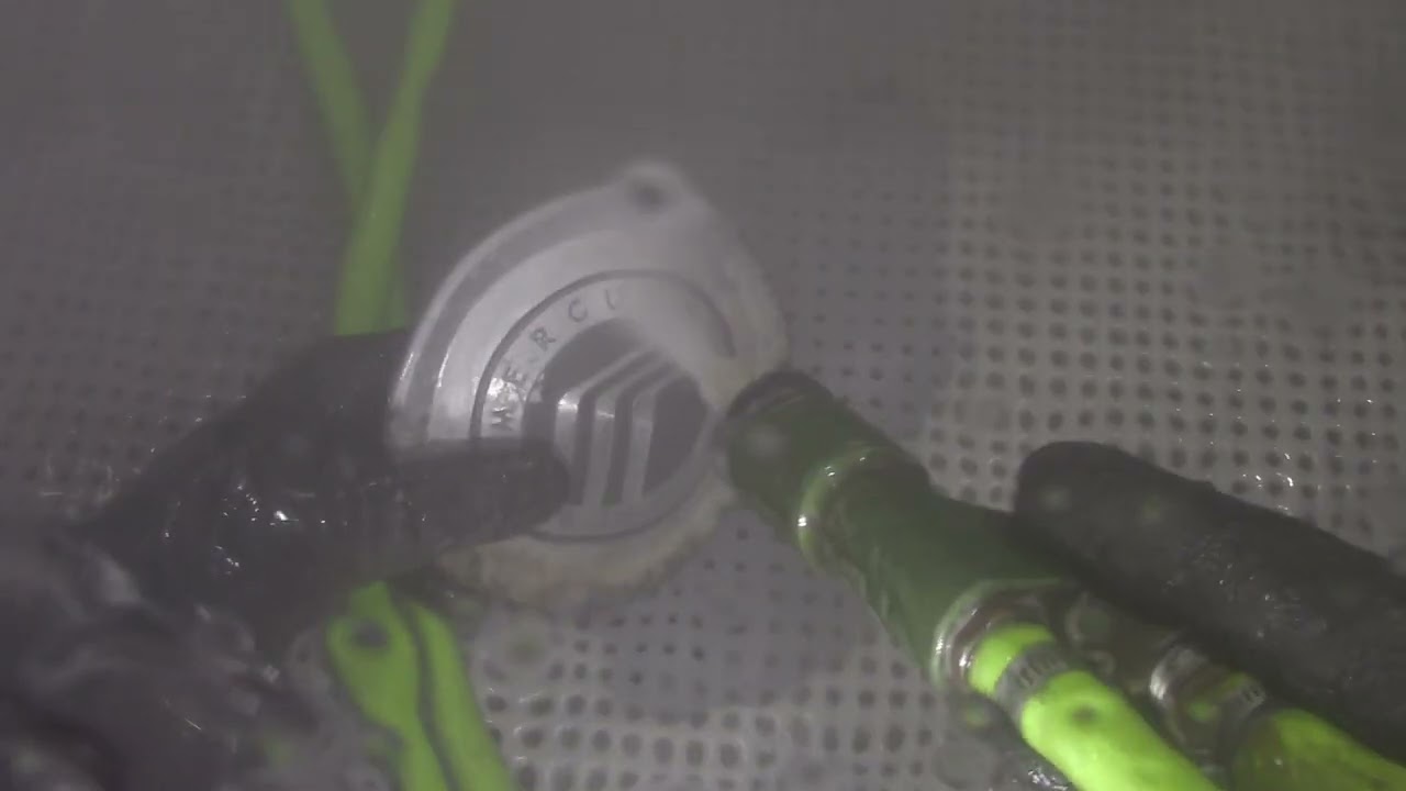 Vapor Blasting Aluminum Center Caps With Glass Bead.