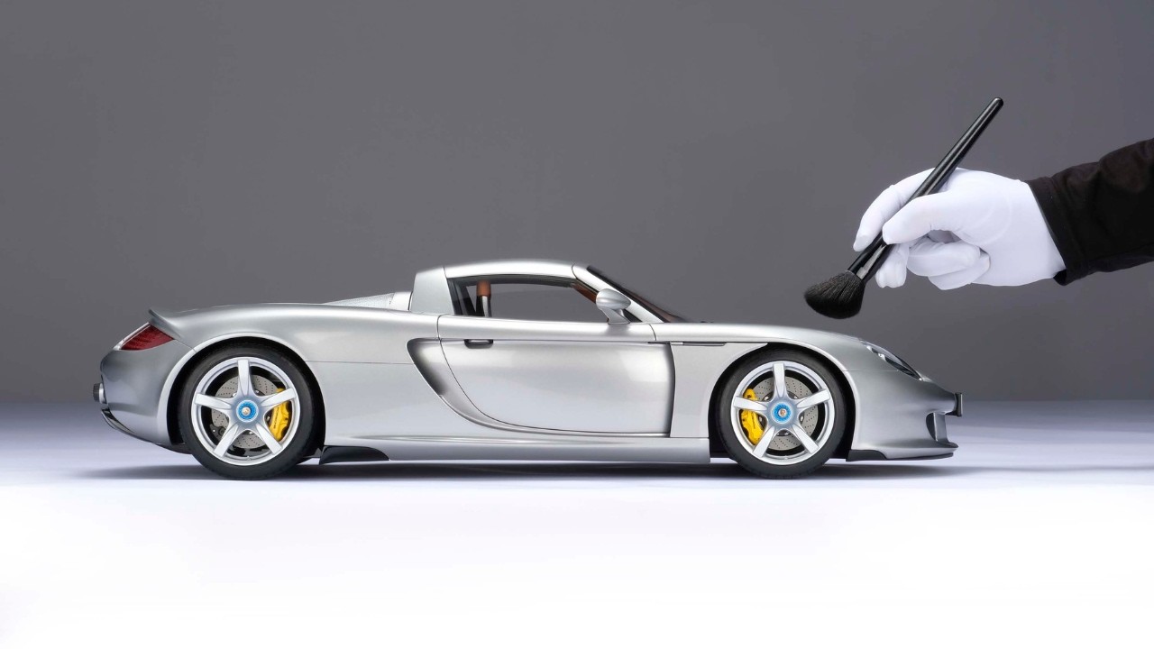 Handling Your Model: Porsche Carrera GT at 1:8 scale