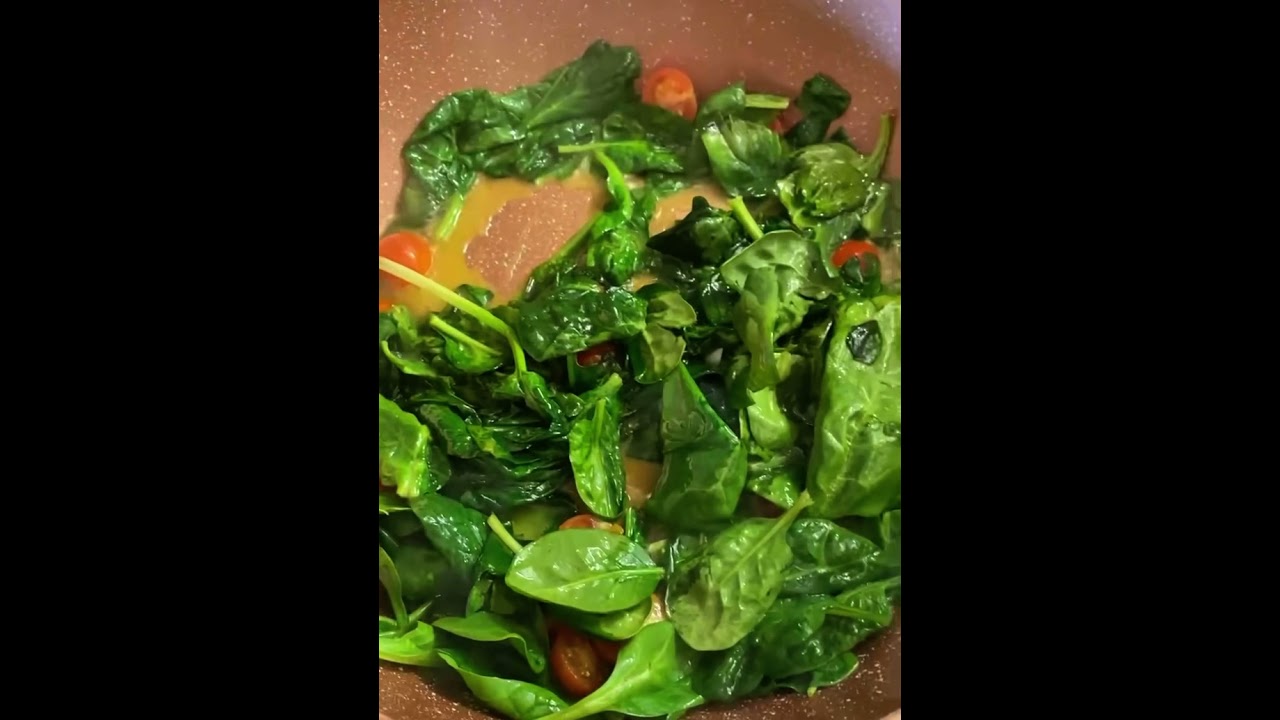 Delicioso espagueti blanco con espinacas y tomates CHERRY. #Espagueti #Recetadeliciosa