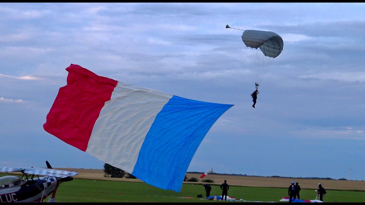 Fête Aérienne de Saint Quentin. Parachutistes Phénix de l' Armée de l' Air