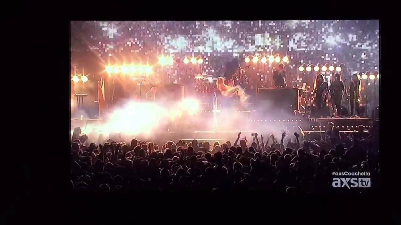 Rob Ackroyd carrying Florence Welch offstage | Coachella 2015