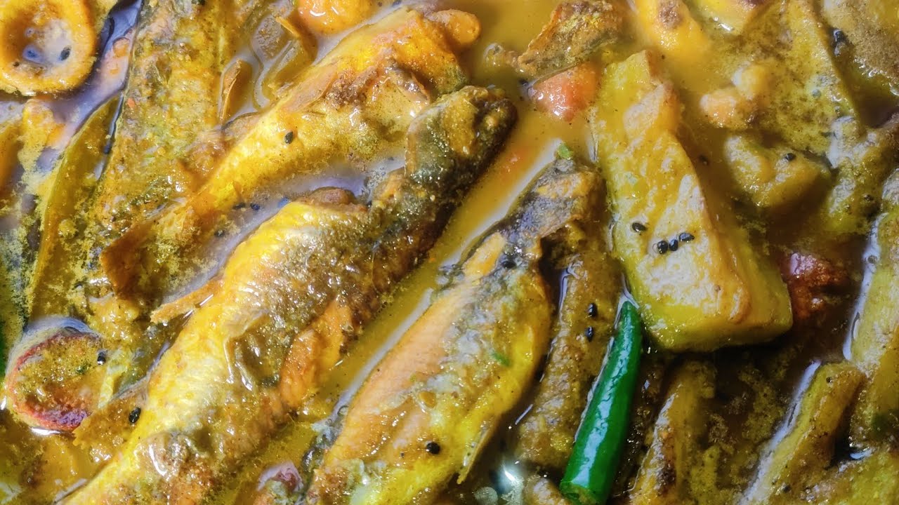 আলু বেগুন বড়ি দিয়ে টেংরা মাছ রেসিপি......... Aalu baingan bori Diye tangra macher Jhol recipe