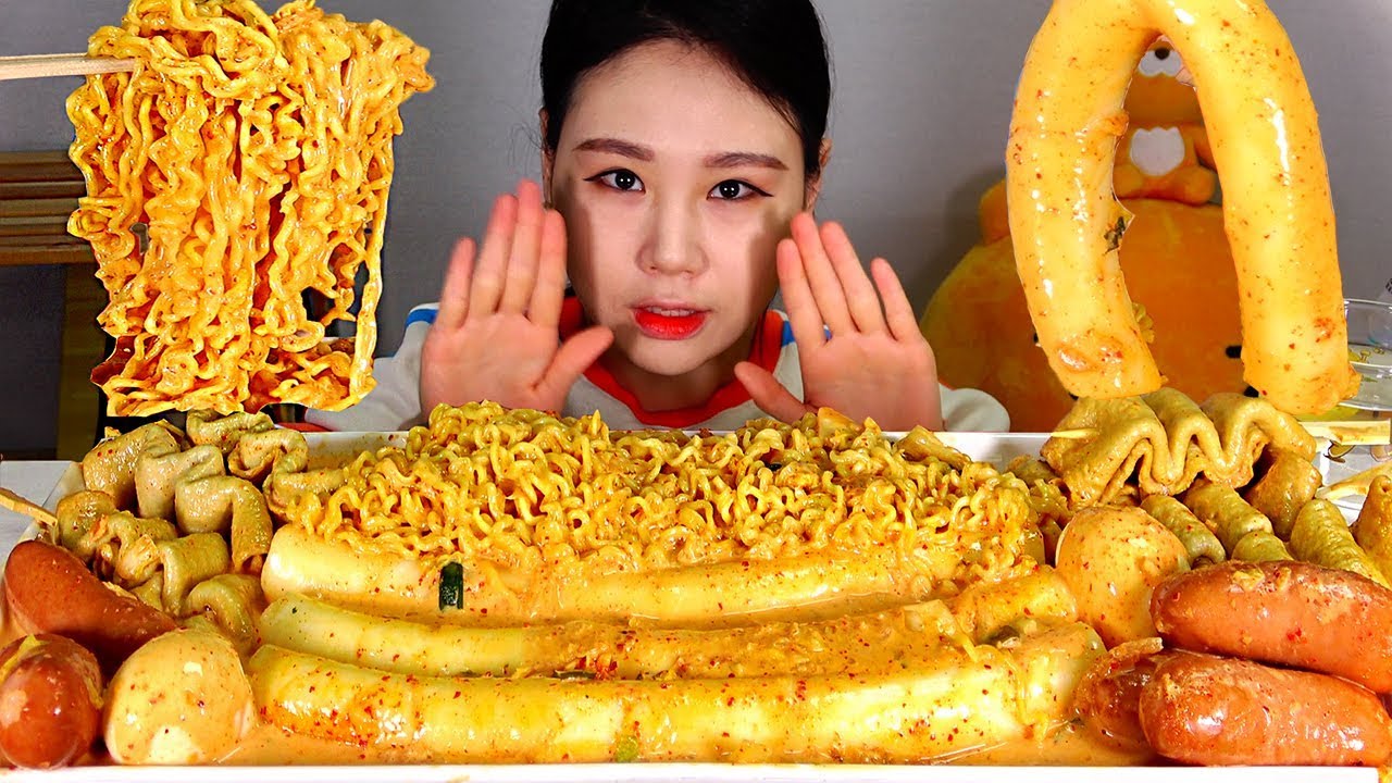 ASMR Кимчи крем tteokbokki с ramyun лапшой, колбаса, eomuk, вареные яйца Mukbang ест звук