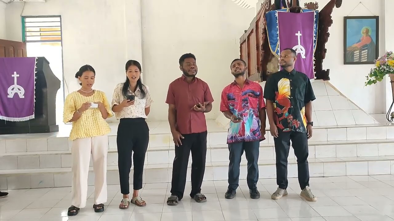 Vokal grup dewan guru di acara HUT YPK