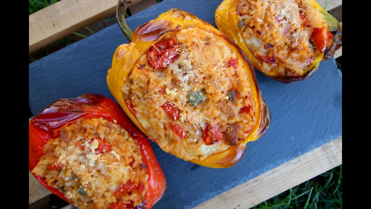 Peperoni ripieni di riso, tonno e pomodori