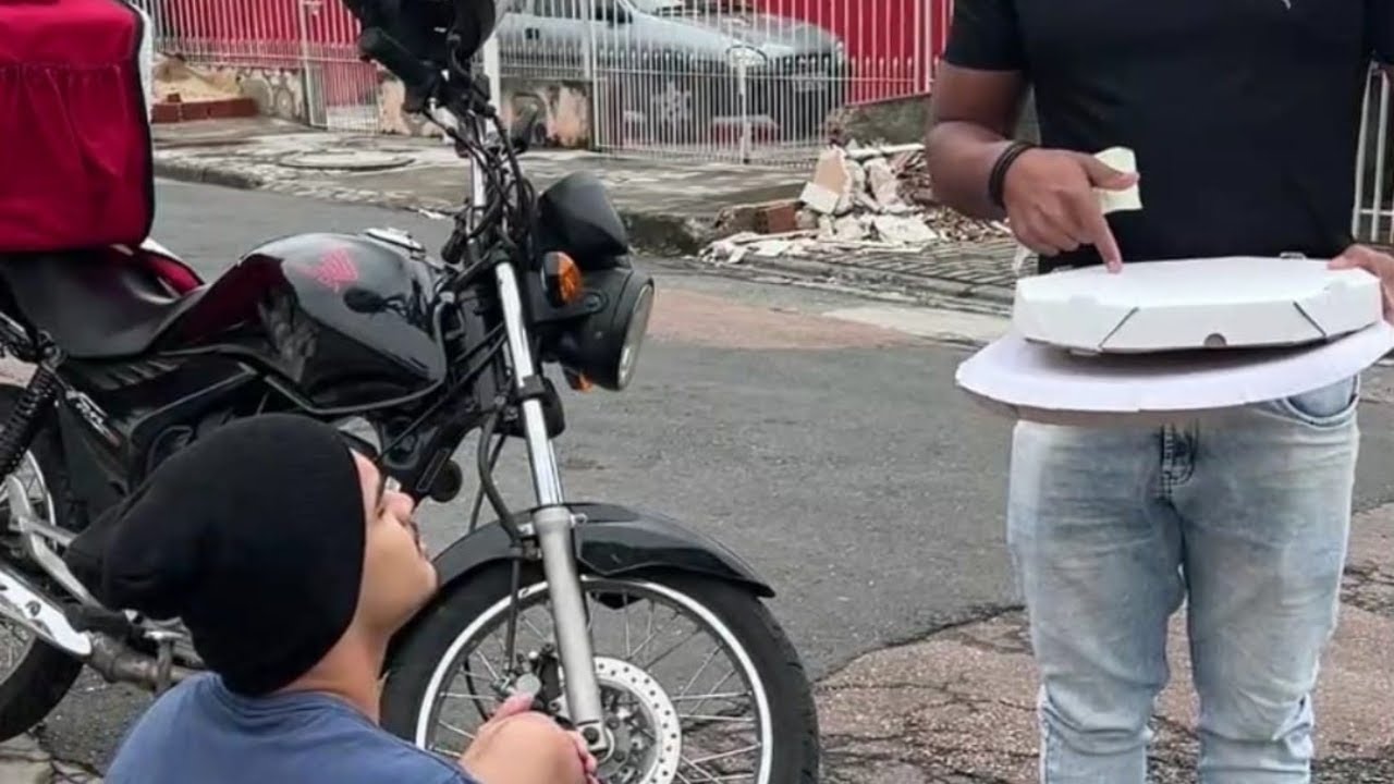 Entregador de Pizza Humilha Cliente Por Causa das Suas Roupas, mas Isso Acontece...