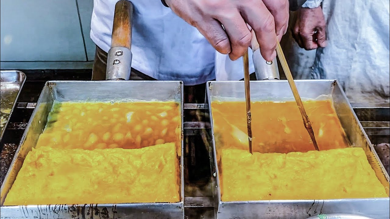 japanese street food - rolled omelette tamagoyaki  焼きたて玉子焼き