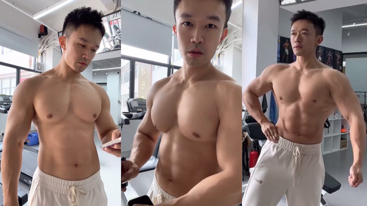 A very sexy daddy with a great physique and big, muscular chest.🤤💪🏻✨ 01 01 2026