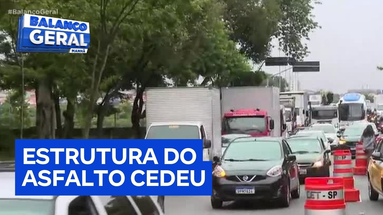 Cratera no asfalto provoca congestionamento na zona sul de São Paulo