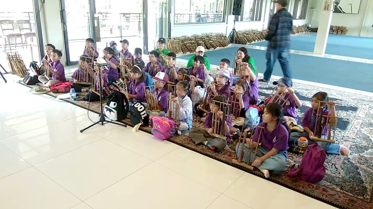 Global Prestasi School Bandung Bermain #Angklung di Bale Seni Barli   #Kotabaruparahyangan