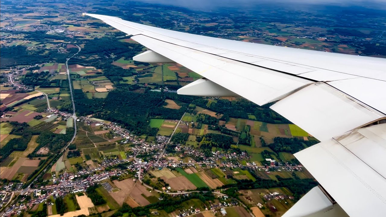 Emirates B777 landing in Brussels airport 
