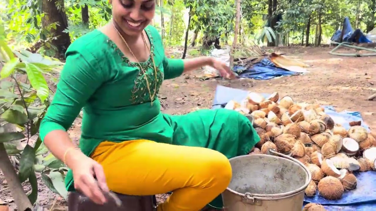 തേങ്ങാ പൊട്ടിക്കൽ ഒരു കലയാണ് 😝#trending #funny #home