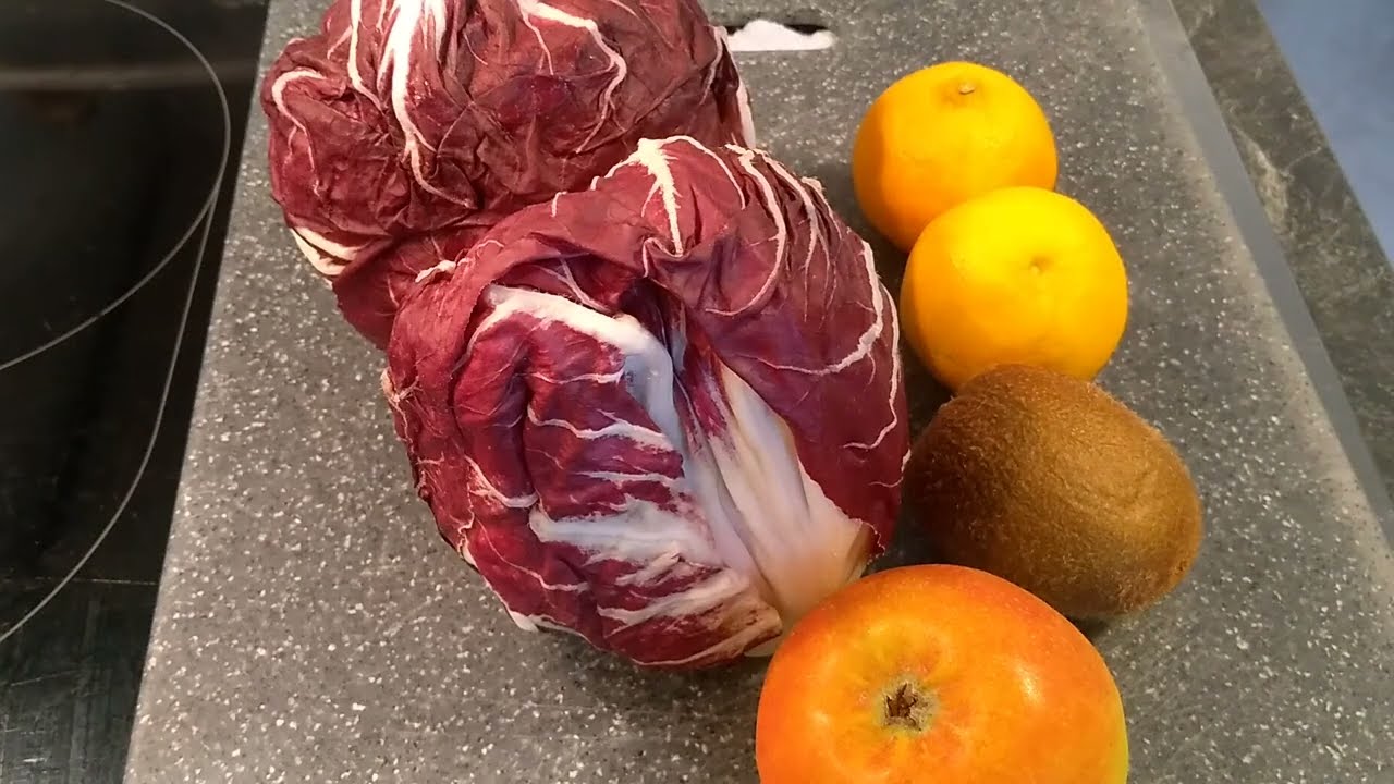 Sałatka Radicchio owocowa, chrupiąca, gorzka, słodka, kwaśna, ostra: eksplozja smaku w ustach.