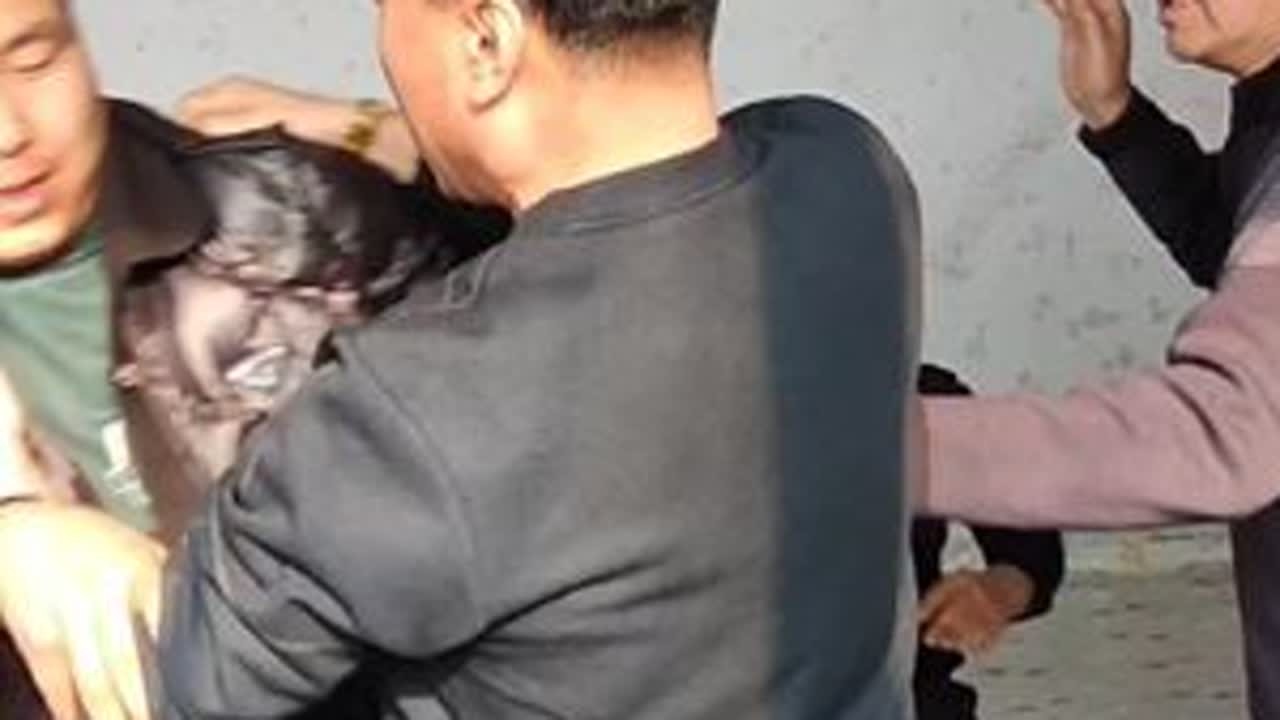 男人嗜赌成性父亲借钱替他还债  可他还要拿借来的钱去赌引众怒 #农村 #原创视频 #生活纪实 #赌徒心理 #赌博的人