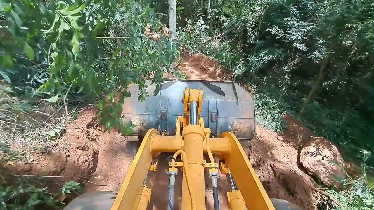 Ligando uma estrada na outra,  com a pá carregadeira Hyundai HL740 9S