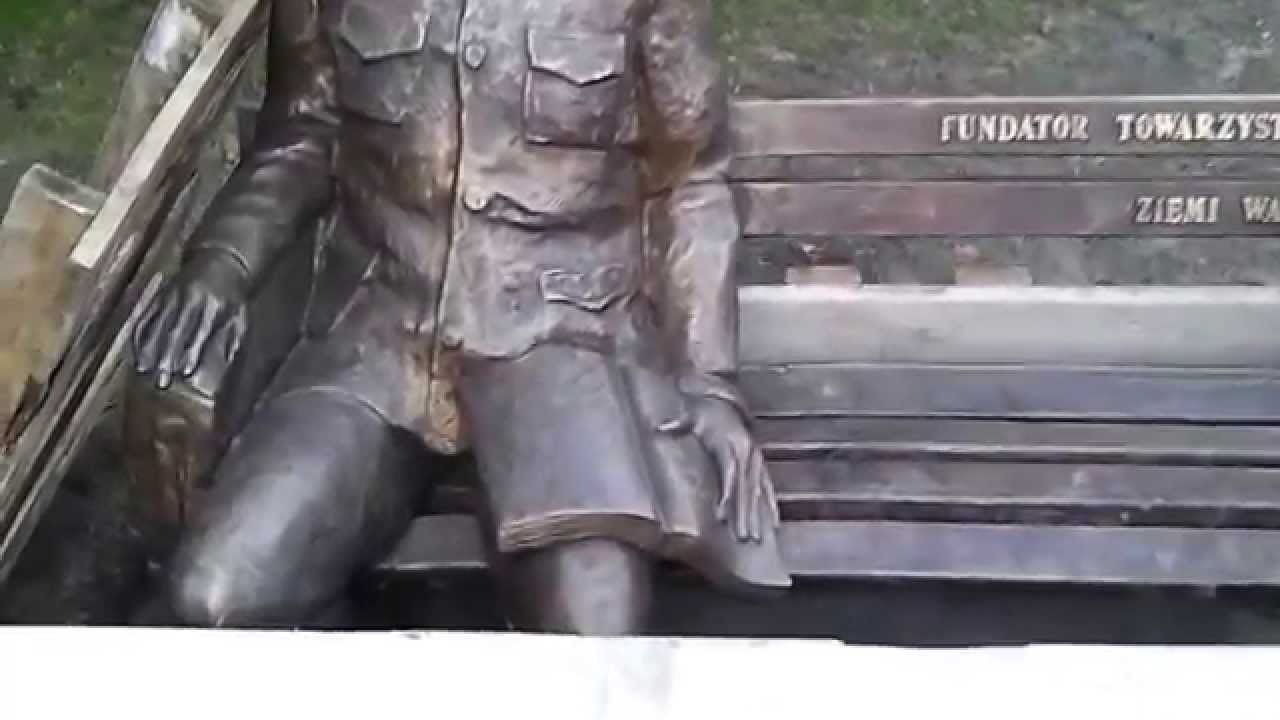 Wojtyła na ławce przed szkołą w Wadowicach.
