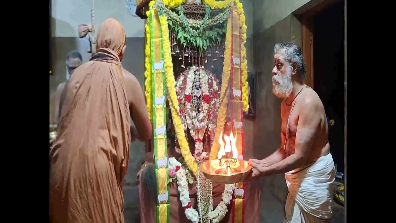 காஞ்சியில் சங்கராச்சாரியார் தலைமையில் பிரதோஷ பூஜை kanchi sankaramadathil pradhosa bujai