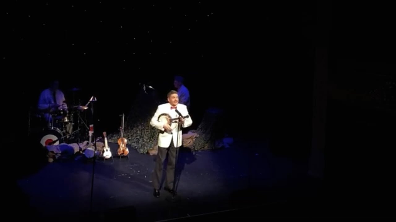 Leaning On A Lamp Post/Medley - Andy Eastwood at City Varieties Music Hall, Leeds 2022