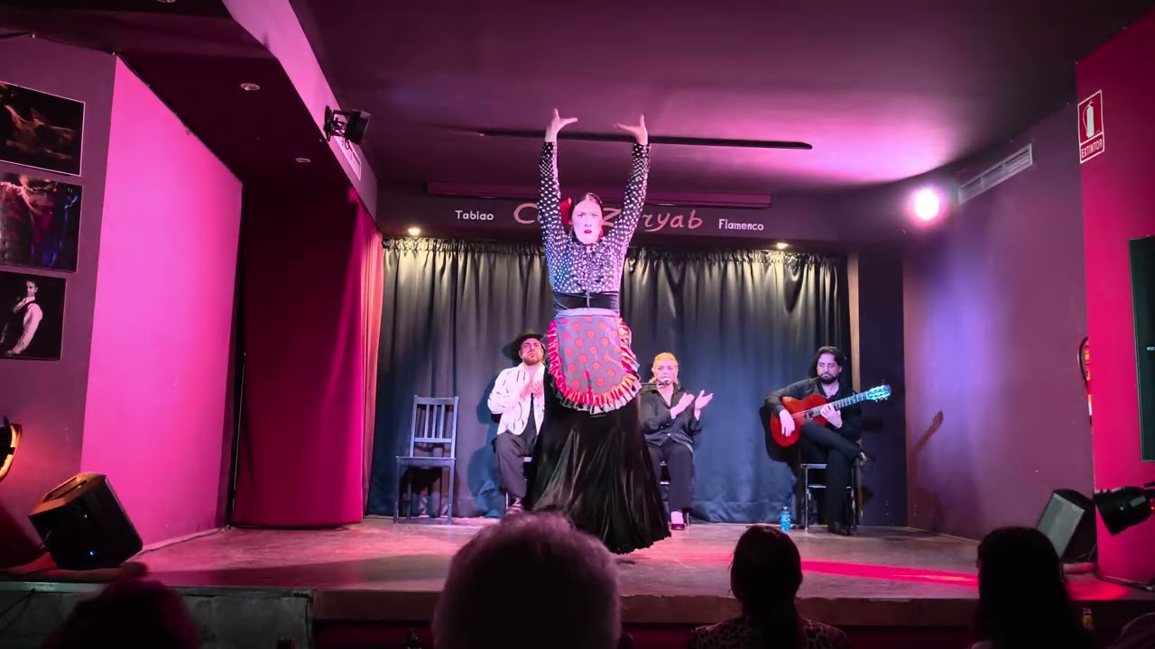 Rocío la KEKA bailando con mucha fuerza en Café Ziryab 