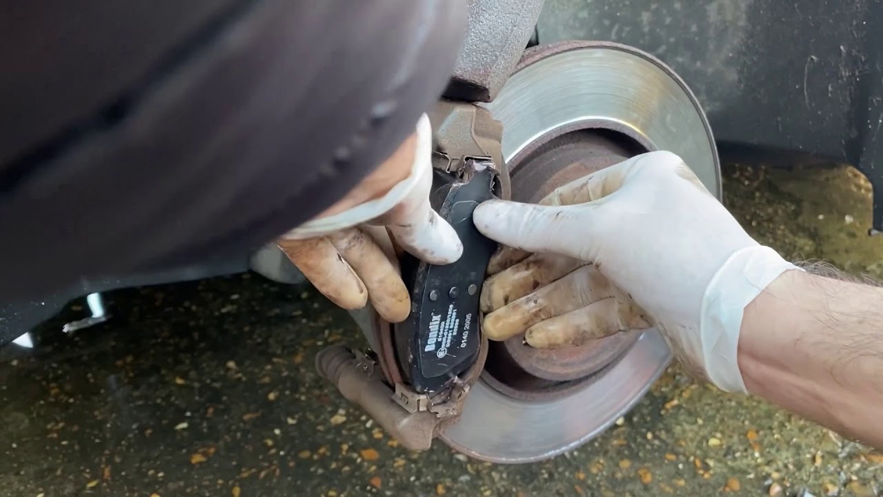 Change front brake pads on Peugeot 207