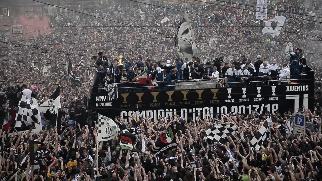 Scudetto Juventus, 10mila in piazza per l'abbraccio ai giocatori campioni d'Italia