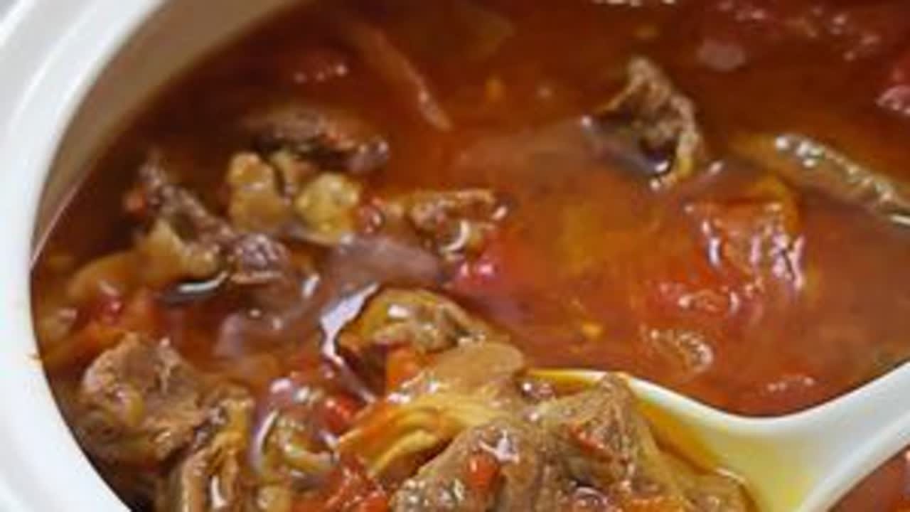 当东北老王给南方媳妇炖牛肉。今天的炖牛肉真的好香，配上我的挂面真的太好吃啦！ #南北差异 #南方媳妇 #吃货 #牛肉炖柿子 #美食分享