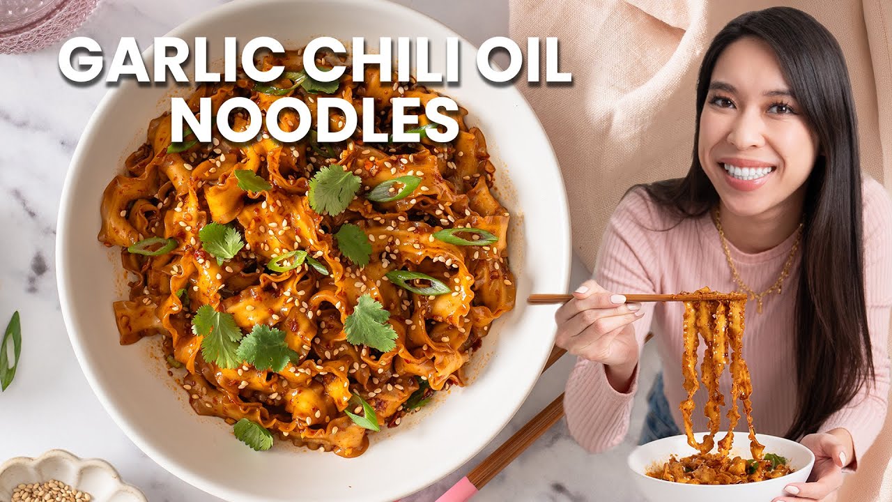 These 10 minute Garlic Chili Oil Noodles are ADDICTING! #easyrecipe
