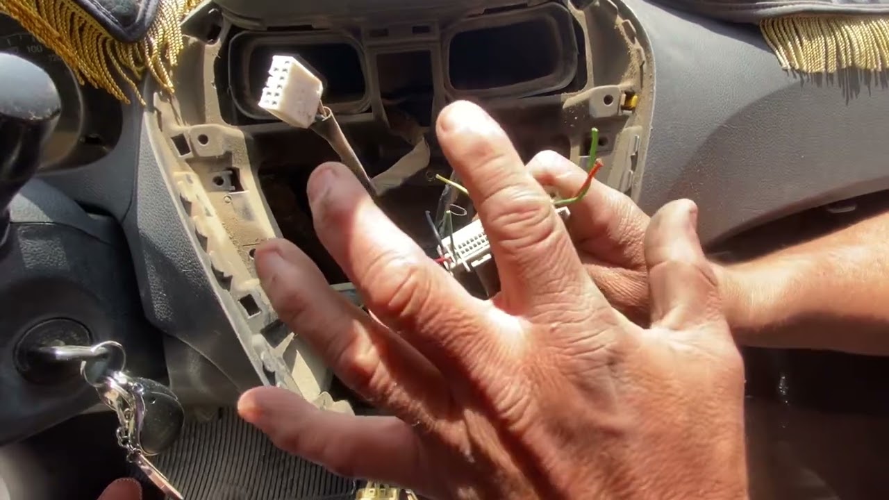 Como saber la polaridad de los parlantes con los conectores originales para auto
