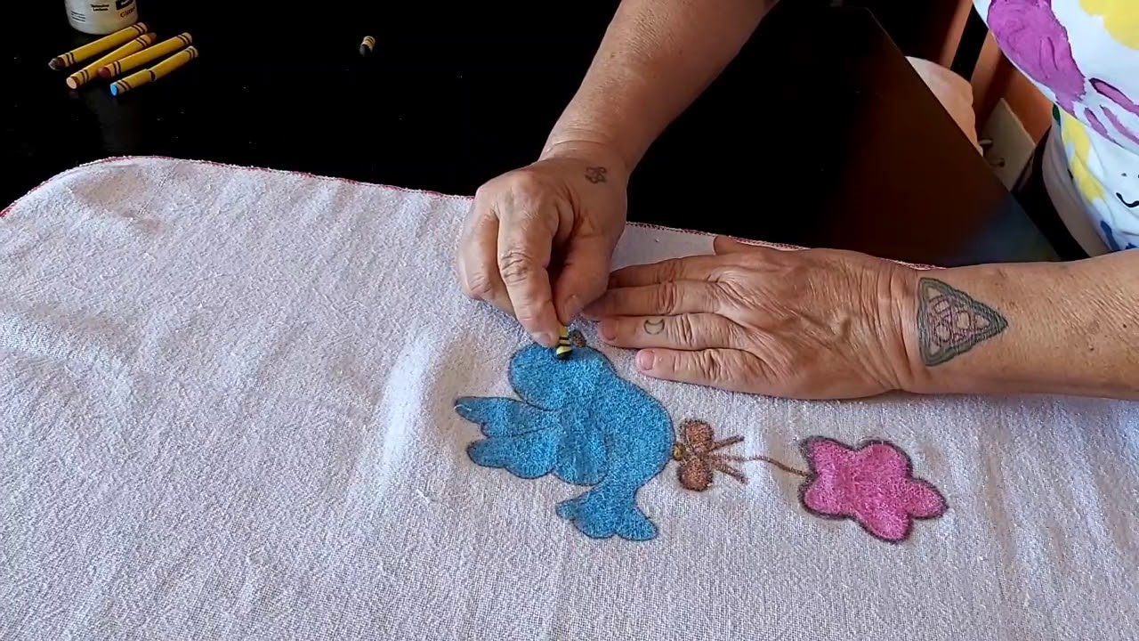 Pintura em pano de prato com giz de cera.