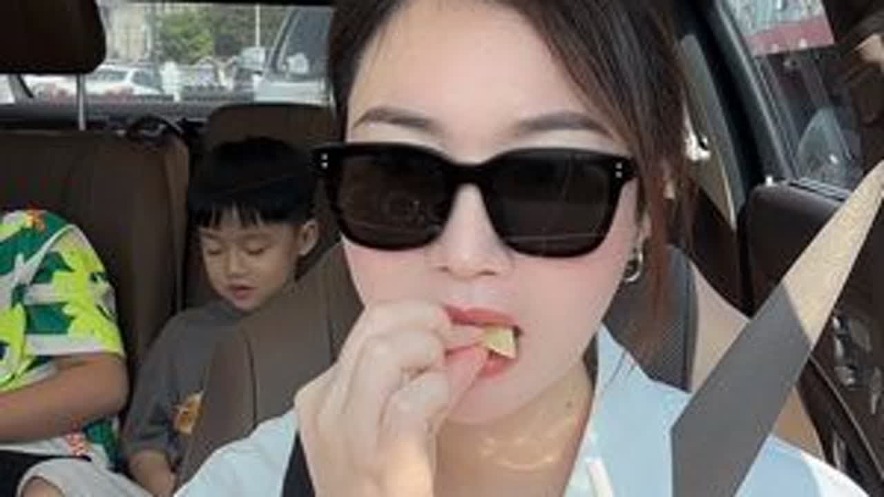 总要体验一次簪花吧 把幸福和好运戴在头上～#日常vlog #我的生活日记 #簪花 #总要拍一次ai簪花写真吧
